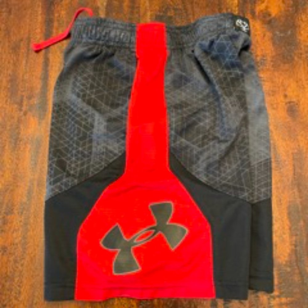 Boys Under Armour Size YTH Small Athletic Shorts